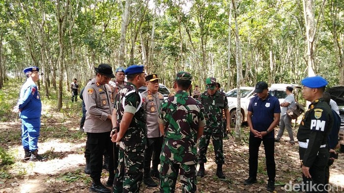 Polda Lampung, Korem 043 Garuda Hitam dan Pomdam Sriwijaya melakukan olah TKP di lokasi perjudian sabung ayam
