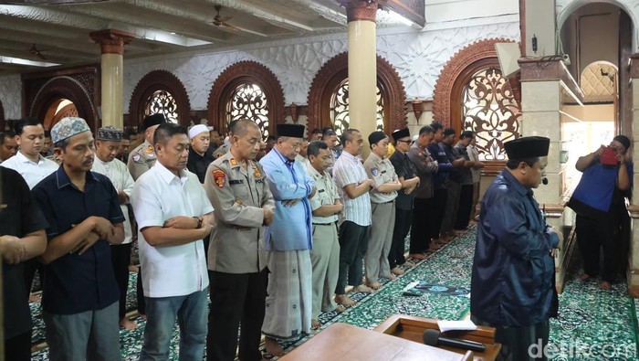 Polda Metro Jaya menggelar salat gaib untuk tiga anggota Polri yang meninggal akibat ditembak oknum TNI di Way Kanan, Lampung. (Wildan/detikcom)
