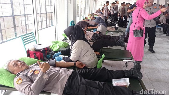 Polisi dan masyarakat mendonorkan darahnya di acara Superhero Ramadhan.