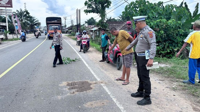 Polisi melakukan olah TKP kecelakaan pelajar tewas di terlindas tronton di Jalan Lintas Timur, Muaro Jambi