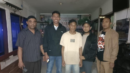 Polisi saat menangkap Bonefasius Mau di Dusun Abatsali, Desa Umaklaran, Kecamatan Tasifeto Timur, Kabupaten Belu, NTT. (Foto: Dok. Polsek Tasifeto Timur)