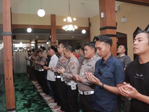 Jajaran Polres Blitar Gelar Salat Gaib Doakan 3 Polisi yang Gugur