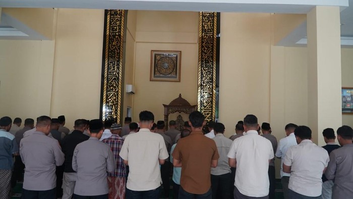 Polres Gresik Doakan 3 Polisi Yang Gugur Saat Grebek Sabung Ayam