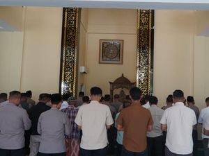 Salat Gaib, Polres Gresik Doakan 3 Polisi Gugur Saat Gerebek Sabung Ayam