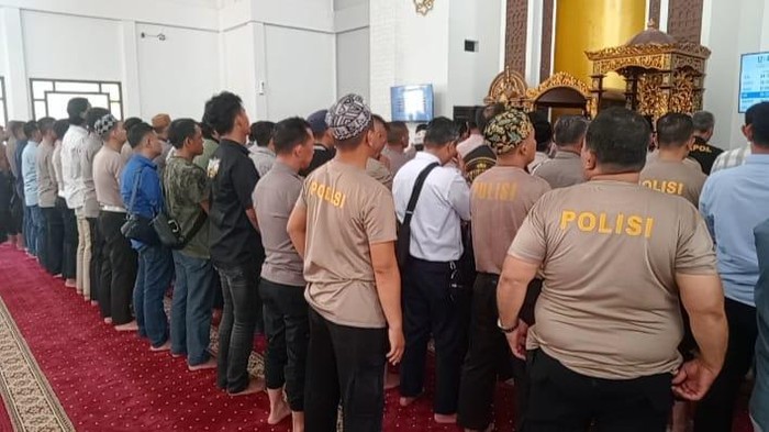Polrestabes Palembang gelar salat gaib untuk 3 polisi Way Kanan Lampung yang gugur dalam bertugas.