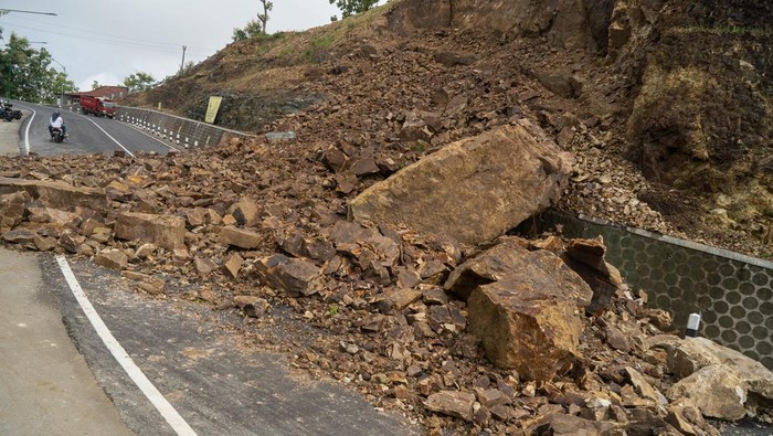 Potret Jalur Mudik Alternatif di Gunungkidul Longsor Pengendara motor melintasi material tebing longsor yang menimbun jalan di Gedangsari, Gunungkidul, DI Yogyakarta, Selasa (18/3/2025). Hujan deras di daerah tersebut mengakibatkan tebing longsor di jalur mudik alternatif yang menghubungkan Kabupaten Gunungkidul dan Klaten tidak bisa dilalui kendaraan roda empat. ANTARA FOTO/Hendra Nurdiyansyah/Spt.