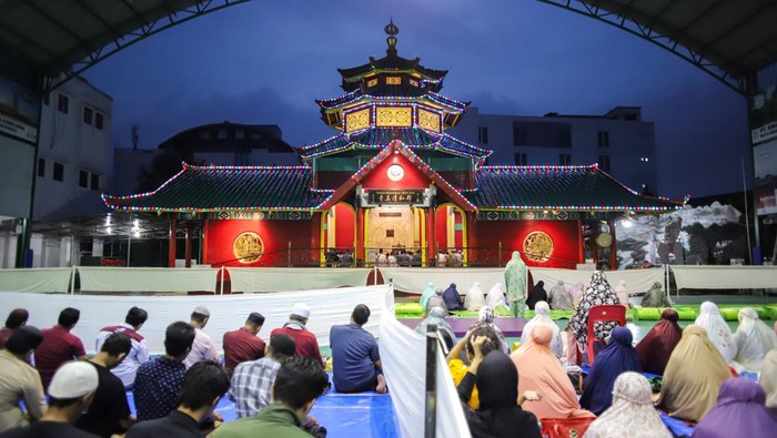 Umat Islam melaksanakan shalat di Masjid Muhammad Cheng Hoo Surabaya, Jawa Timur, Jumat (14/3/2025). Masjid berukuran 11×9 meter yang diresmikan pada tahun 2003 tersebut memiliki bentuk seperti kelenteng dengan memadukan unsur budaya Islam dan Tionghoa sebagai simbol persatuan, keberagaman, serta kekayaan budaya Tionghoa-Muslim di Indonesia. ANTARA FOTO/Rizal Hanafi/tom.