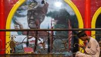 Masjid yang diresmikan pada tahun 2003 tersebut memiliki bentuk seperti kelenteng dengan memadukan unsur budaya Islam dan Tionghoa.