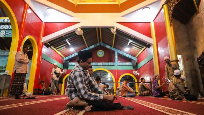 Umat Islam melaksanakan shalat di Masjid Muhammad Cheng Hoo Surabaya, Jawa Timur, Jumat (14/3/2025). Masjid berukuran 11×9 meter yang diresmikan pada tahun 2003 tersebut memiliki bentuk seperti kelenteng dengan memadukan unsur budaya Islam dan Tionghoa sebagai simbol persatuan, keberagaman, serta kekayaan budaya Tionghoa-Muslim di Indonesia. ANTARA FOTO/Rizal Hanafi/tom.