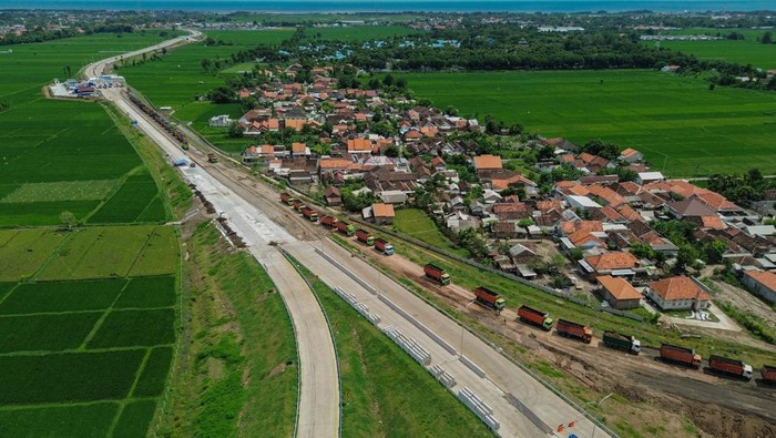 Foto udara gerbang tol Paiton di Kecamatan Paiton, Kabupaten Probolinggo, Jawa Timur, Selasa (18/3/2025). Foto udara ruas Ruas Tol Kraksan-Paiton sepanjang 23,13 Km akan beroperasi fungsional selama arus mudik Hari Raya Idul Fitri 1446 Hijriah yaitu pada tanggal 24-31 Maret 2025 arah Kraksan-Paiton dan tanggal 1-8 April 2025 dari sebaliknya. ANTARA FOTO/Irfan Sumanjaya/foc.