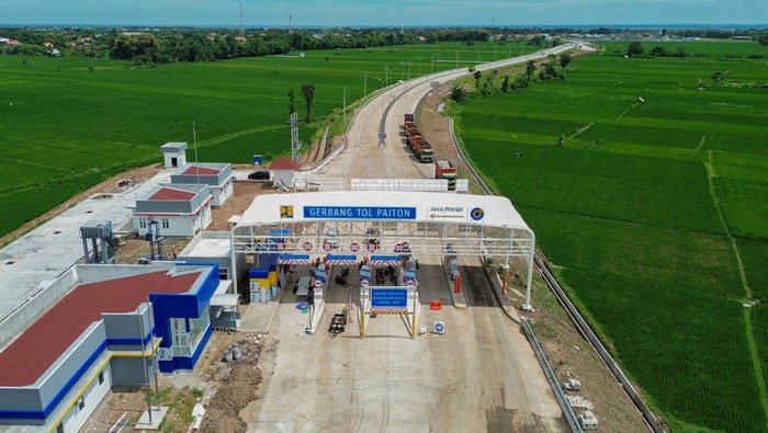 Foto udara gerbang tol Paiton di Kecamatan Paiton, Kabupaten Probolinggo, Jawa Timur, Selasa (18/3/2025). Foto udara ruas Ruas Tol Kraksan-Paiton sepanjang 23,13 Km akan beroperasi fungsional selama arus mudik Hari Raya Idul Fitri 1446 Hijriah yaitu pada tanggal 24-31 Maret 2025 arah Kraksan-Paiton dan tanggal 1-8 April 2025 dari sebaliknya. ANTARA FOTO/Irfan Sumanjaya/foc.
