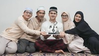 Tanggal 10 Januari 2025, Syakir memperingati hari ulang tahun bersama keluarganya. Ia mendapat kejutan kue nuansa musik berwarna hitam putih. Foto: Instagram syakirdaulay