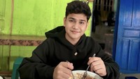 Saat ke Kalimantan Selatan, Syakir mencicipi makanan khas berupa soto Banjar. Terlihat ia juga memesan sate bumbu kacang sebagai lauk pendamping. Foto: Instagram syakirdaulay