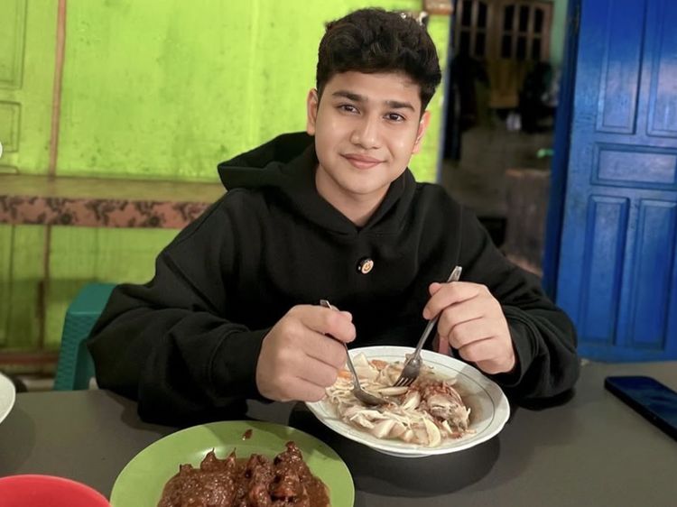 Potret Syakir Daulay Kulineran Soto Banjar hingga Ngemil Es Krim