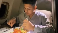 Pria penghafal Alquran ini sedang naik pesawat first class. Ia pun menikmati makanan yang disajikan dengan menggugah selera. Foto: Instagram syakirdaulay