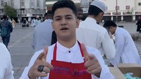 Di Madinah, Syakir melakukan aksi mulia bagi-bagi 750 nasi boks dari donatur yang enggan disebutkan namanya. Aksinya  pun mendapat banyak komentar positif. Foto: Instagram syakirdaulay