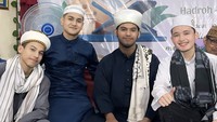 Sehabis mengikuti acara keagamaan, Syakir berpose dengan teman-temannya. Terlihat mereka disuguhi sate kala itu. Foto: Instagram syakirdaulay
