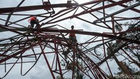 Tower setinggi 30 meter ini ambruk usai ditiup angin puting beliung pada Senin (17/3/2025) malam.
