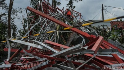 Potret Tower BTS 30 Meter Ambruk Diterjang Angin Puting Beliung