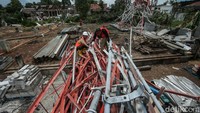Petugas yang datang langsung memotong bagian tower tersebut menjadi bagian kecil agar mudah dievakuasi.  