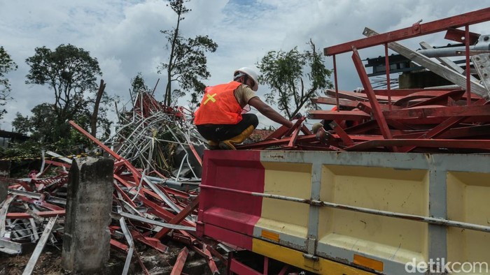 Potret Tower BTS 30 Meter Ambruk Diterjang Angin Puting Beliung Tower Base Transceiver Station (BTS) setinggi 30 meter di Desa Telajung, Kecamatan Cikarang Barat ambruk diterjang Angin Puting Beliung. Ini potretnya.