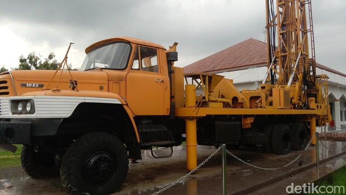 Potret truk dijadikan menara masjid di Indramayu.