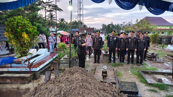 Proses pemakaman kedinasan Akp Anumerta Lusiyanto di OKU Timur