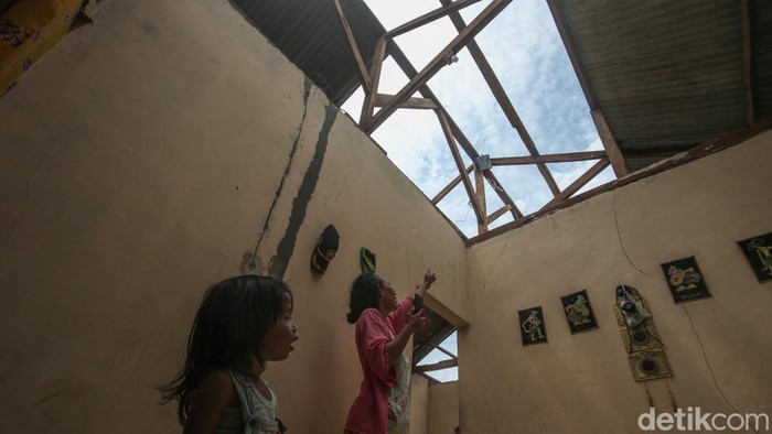 Angin puting beliung merusak puluhan rumah di Cikarang Barat, Jawa Barat. Atap rumah warga rusak bahkan ada rumah warga yang roboh.