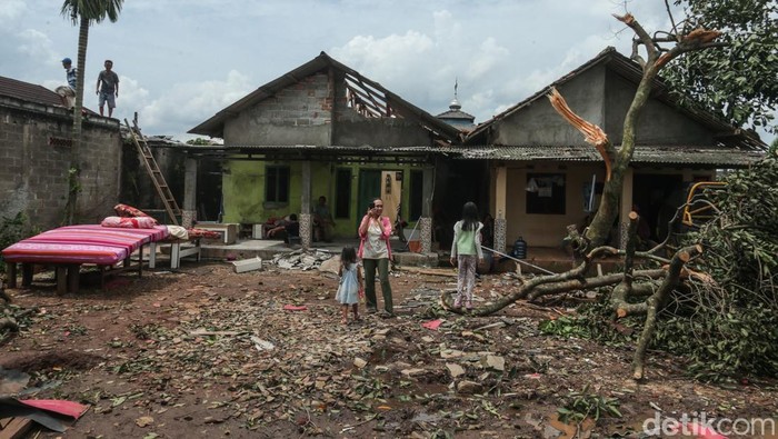 Angin puting beliung merusak puluhan rumah di Cikarang Barat, Jawa Barat. Atap rumah warga rusak bahkan ada rumah warga yang roboh.