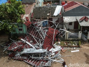 Video: Angin Puting Beliung Terjang Jambi, Atap Rumah Berterbangan