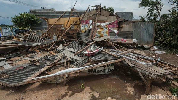 Puluhan Rumah Rusak Imbas Angin Puting Beliung di Cikarang Barat