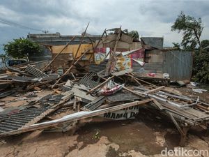 Puluhan Rumah Rusak Imbas Angin Puting Beliung di Cikarang Barat