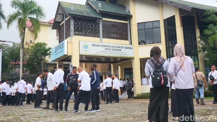 Ratusan Calon ASN dan PPPK Tarakan mendatangi kantor DPRD Kota Tarakan.