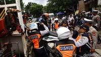 Petugas Sudin Perhubungan Jakarta Selatan mengangkut sepeda motor yang parkir di bahu jalan ke atas truk di kawasan Gandaria City, Jakarta, Selasa (18/3/2025).