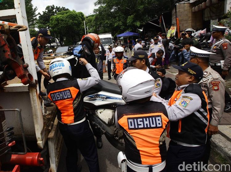 Razia Parkir Liar di Jakarta, Motor Diangkut Petugas