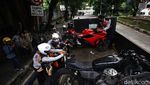 Razia Parkir Liar di Jakarta, Motor Diangkut Petugas
