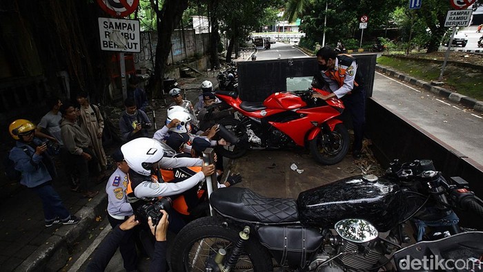 Razia Parkir Liar di Jakarta, Motor Diangkut Petugas Petugas Sudin Perhubungan Jakarta Selatan mengangkut sepeda motor yang parkir di bahu jalan ke atas truk di kawasan Gandaria City, Jakarta, Selasa (18/3/2025). Dalam rangka Operasi Lintas Jaya Suku Dinas Perhubungan Kota Administrasi Jakarta Selatan menertibkan 12 kendaraan bermotor roda dua yang parkir liar di bahu jalan sebagai upaya menciptakan kenyamanan dan kelancaran lalu lintas.