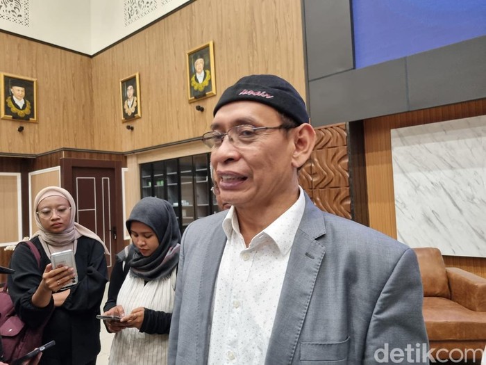Rektor Unair Prof M Nasih
