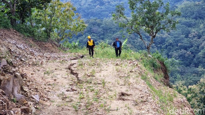 Retakan yang muncul di atas tebing yang longsor di pinggir jalan baru Clongop, Gedangsari, Gunungkidul, Selasa (18/3/2025).