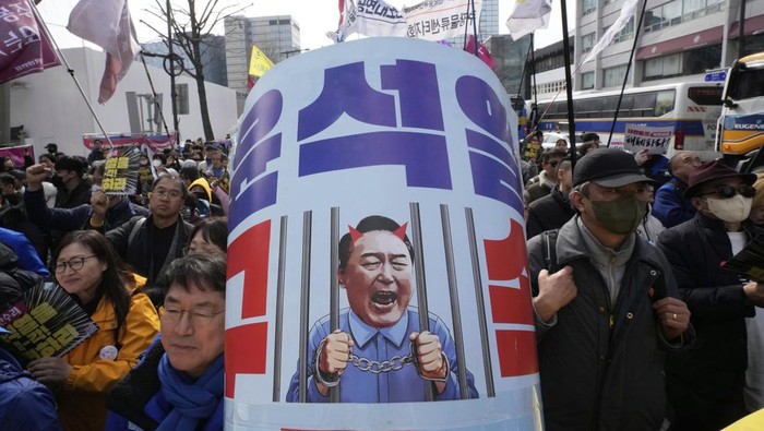 Protesters march to the Constitutional Court during a rally calling for impeached South Korean President Yoon Suk Yeol to step down in Seoul, South Korea, Monday, March 17, 2025. (AP Photo/Ahn Young-joon)