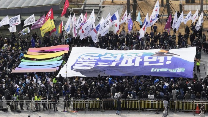 Protesters march to the Constitutional Court during a rally calling for impeached South Korean President Yoon Suk Yeol to step down in Seoul, South Korea, Monday, March 17, 2025. (AP Photo/Ahn Young-joon)