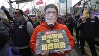 Mereka juga membawa spanduk-spanduk yang berbunyi Pemecatan Yoon Suk Yeol segera.