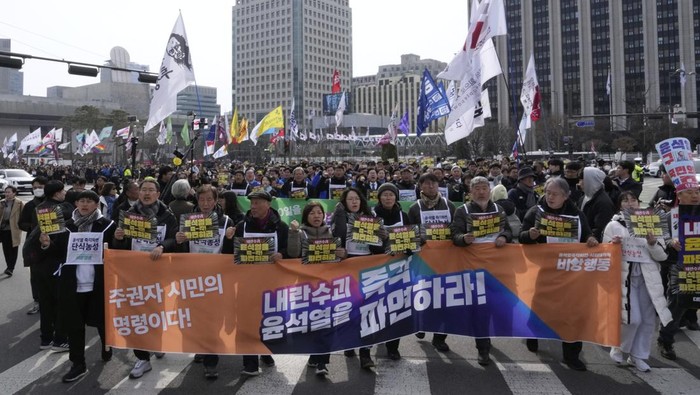 Protesters march to the Constitutional Court during a rally calling for impeached South Korean President Yoon Suk Yeol to step down in Seoul, South Korea, Monday, March 17, 2025. (AP Photo/Ahn Young-joon)