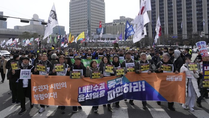 Ribuan Demonstran di Seoul Tuntut Presiden Yoon Suk Yeol Undur Diri Protesters march to the Constitutional Court during a rally calling for impeached South Korean President Yoon Suk Yeol to step down in Seoul, South Korea, Monday, March 17, 2025. (AP Photo/Ahn Young-joon)