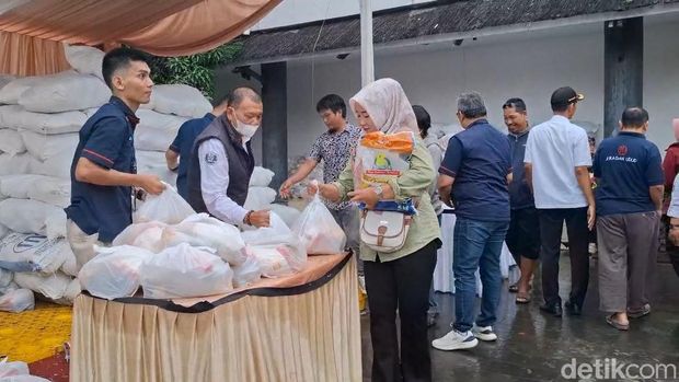 Ribuan warga serbu paket sembako murah di Purwakarta.