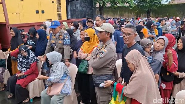 Ribuan warga serbu paket sembako murah di Purwakarta.