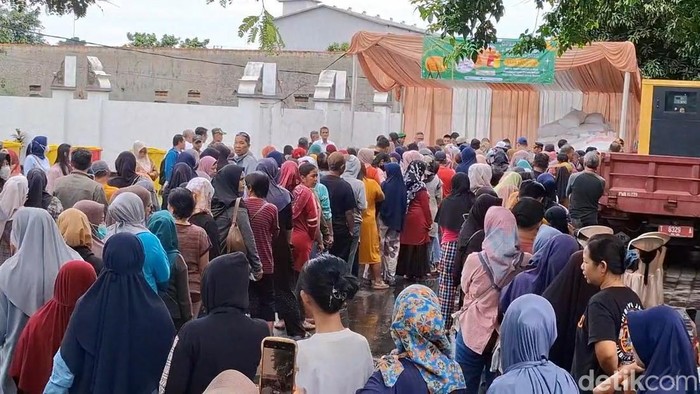Ribuan warga serbu paket sembako murah di Purwakarta.