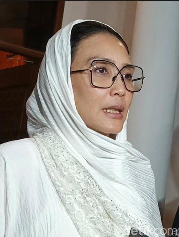 Rieke Diah Pitaloka Rieke Diah Pitaloka dan Said Bajuri takziah ke rumah Mat Solar.
