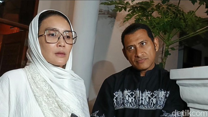 Rieke Diah Pitaloka dan Said Bajuri takziah ke rumah Mat Solar.