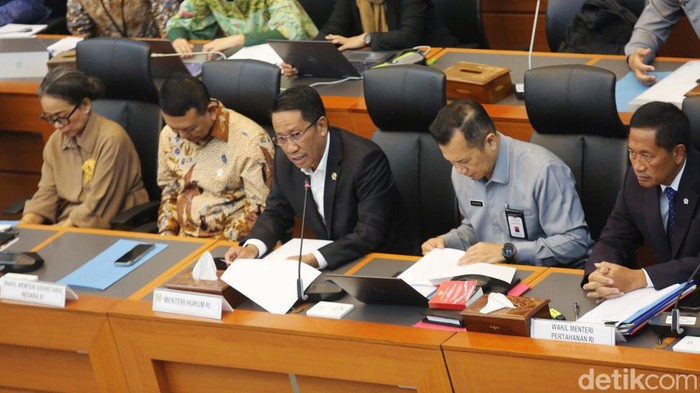 Menteri Hukum Supratman Andi Agtas (kanan) berjabat tangan dengan Ketua Komisi I DPR RI Utut Adianto (kedua kanan) disaksikan oleh Wakil Ketua Komisi I DPR RI Dave Laksono (kedua kiri) dan Ahmad Heryawan (kiri) saat rapat persetujuan tingkat I RUU TNI di Kompleks Parlemen, Senayan, Jakarta, Selasa (18/3/2025). Komisi I DPR menyetujui pembahasan Rancangan Undang-Undang (RUU) tentang Perubahan atas Undang-Undang Nomor 34 Tahun 2004 tentang Tentara Nasional Indonesia (TNI) pada tingkat I, untuk dibawa ke tingkat selanjutnya di Rapat Paripurna DPR.